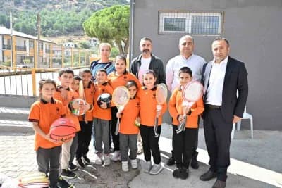 Manisa’da 17 ilçedeki 430 okula dağıtılan spor malzemeleri ve öğrenciler