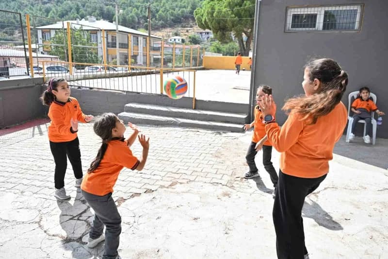 Manisa Büyükşehir Belediyesi, yeni eğitim-öğretim yılının başlamasıyla birlikte 17 ilçedeki 430 ilkokul, ortaokul ve lis