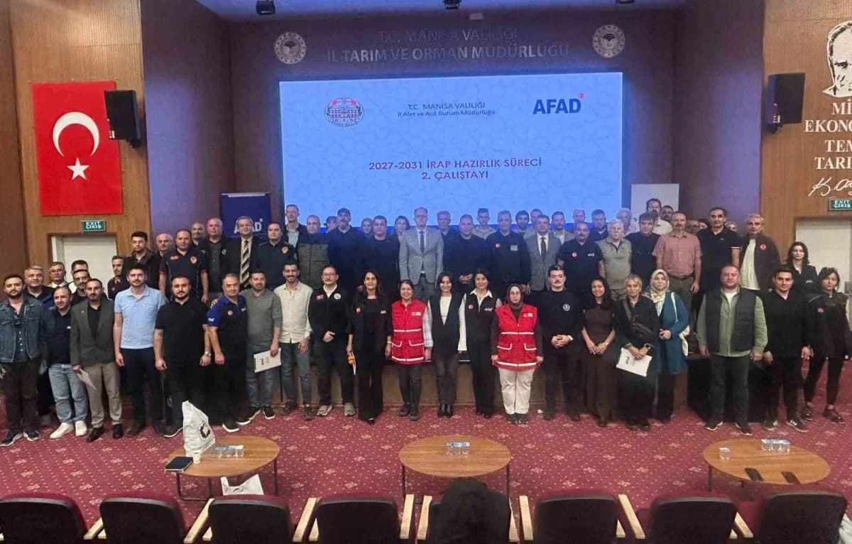 Manisa İl Tarım ve Orman Müdürlüğü Konferans Salonu’nda düzenlenen afet risk azaltma planı çalıştayından katılımcılar