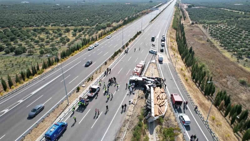 Manisa'nın Akhisar ilçesi İstanbul Orhangazi-İzmir otoyolunda tır ile yolcu otobüsünün çarpışması sonucu meydana gelen k