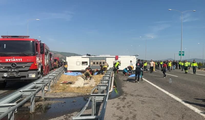 Manisa'nın Akhisar ilçesi İstanbul Orhangazi-İzmir otoyolunda tır ile yolcu otobüsünün çarpışması sonucu meydana gelen k