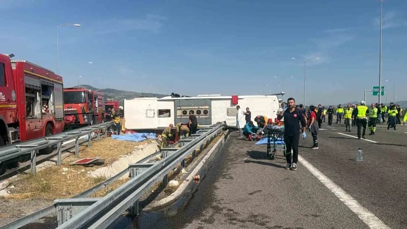 Manisa'nın Akhisar ilçesi İstanbul Orhangazi-İzmir otoyolunda tır ile yolcu otobüsünün çarpışması sonucu meydana gelen k