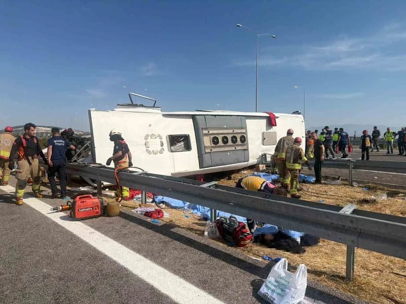 Manisa'nın Akhisar ilçesi İstanbul Orhangazi-İzmir otoyolunda tır ile yolcu otobüsünün çarpışması sonucu meydana gelen k