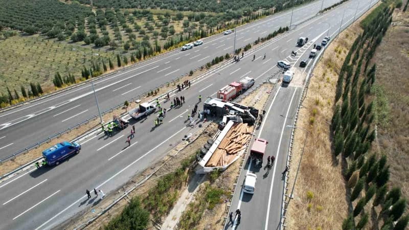 Manisa'nın Akhisar ilçesi İstanbul Orhangazi-İzmir otoyolunda tır ile yolcu otobüsünün çarpışması sonucu meydana gelen k