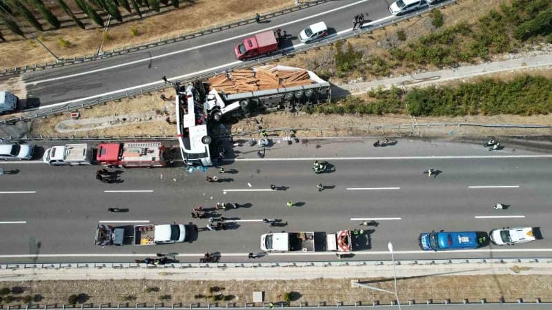 Manisa'nın Akhisar ilçesi İstanbul Orhangazi-İzmir otoyolunda tır ile yolcu otobüsünün çarpışması sonucu meydana gelen k