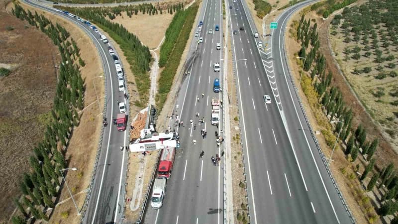 Manisa'nın Akhisar ilçesi İstanbul Orhangazi-İzmir otoyolunda tır ile yolcu otobüsünün çarpışması sonucu meydana gelen k