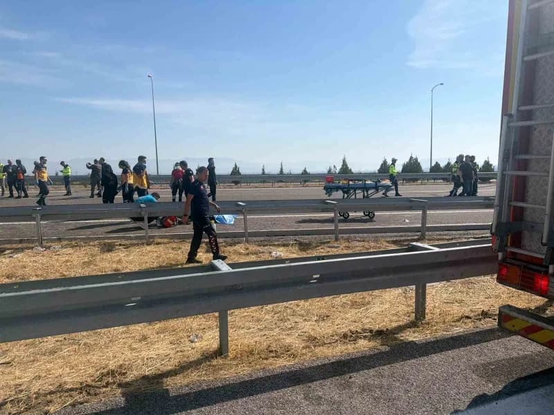 Manisa'nın Akhisar ilçesi İstanbul Orhangazi-İzmir otoyolunda tır ile yolcu otobüsünün çarpışması sonucu meydana gelen k