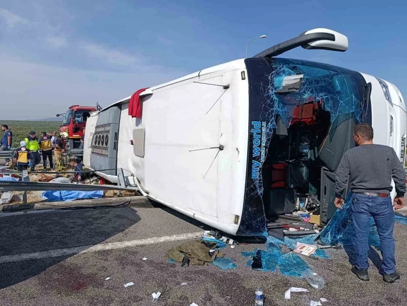 Devrilen yolcu otobüsü ve yoldan çıkan tır çekiciler yardımıyla olay yerinden kaldırılıyor.