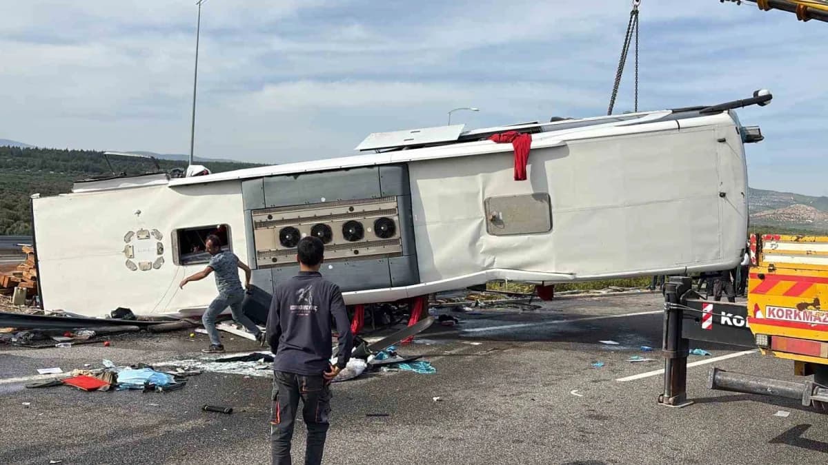 Devrilen yolcu otobüsü ve yoldan çıkan tır çekiciler yardımıyla olay yerinden kaldırılıyor.