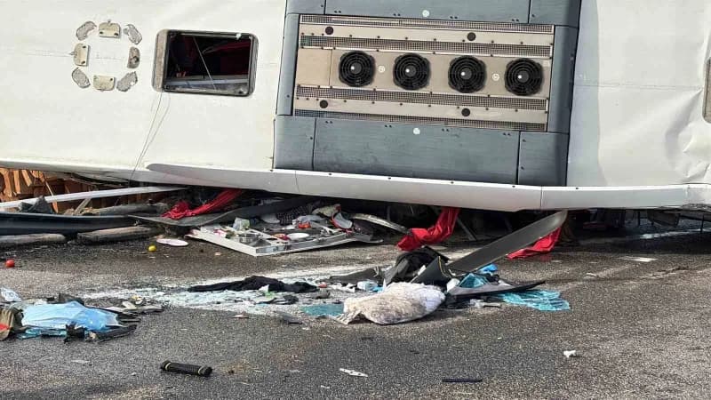 Devrilen yolcu otobüsü ve yoldan çıkan tır çekiciler yardımıyla olay yerinden kaldırılıyor.