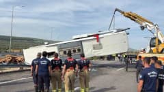 Manisa Akhisar otoyolunda devrilen otobüs ve yoldan çıkan tır çekicilerle kaldırılıyor