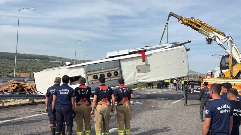 Manisa Akhisar otoyolunda devrilen otobüs ve yoldan çıkan tır çekicilerle kaldırılıyor