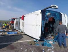 Manisa Akhisar’da tur otobüsü ve çekici çarpışması sonrası kaza bölgesi