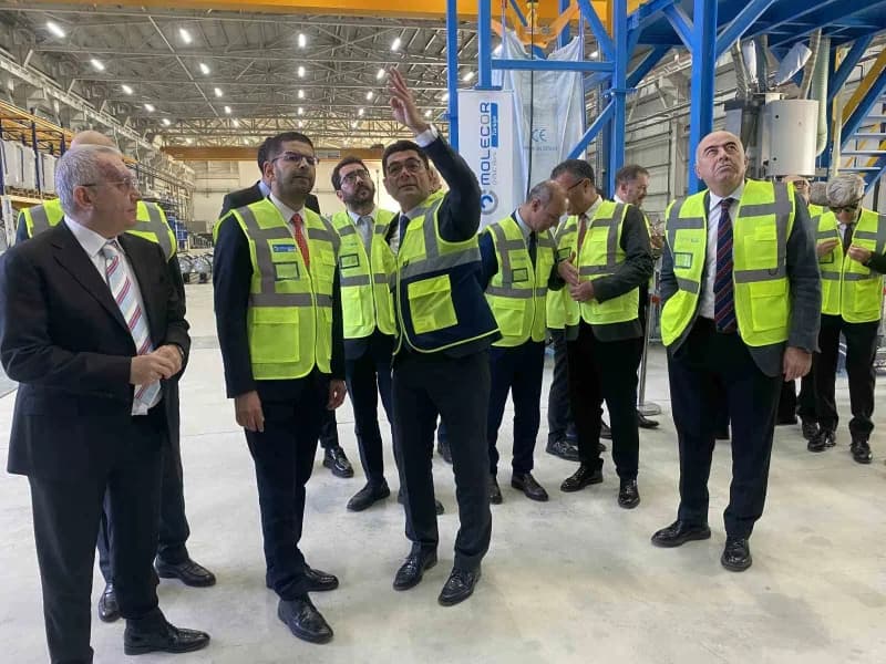 Konuşmaların ardından açılış kurdelesi kesildi. Törene katılan davetliler daha sonra Üretim tesisini