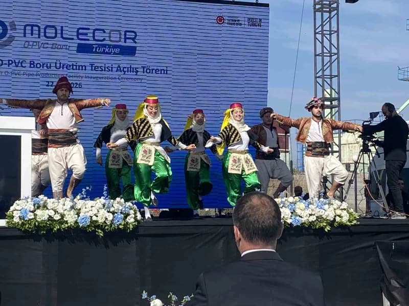 Açılış etkinliğinde halk dansları gösterisi yapıldı.