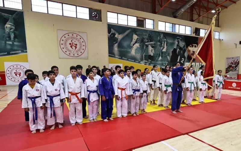 Manisa’da Amatör Spor Haftası etkinlikleri, ulusal ve uluslararası organizasyonlarda başarı elde eden 8 antrenörün ödüll