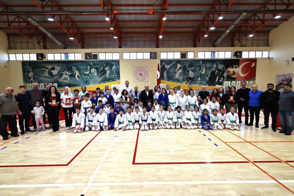 Manisa’da Amatör Spor Haftası etkinlikleri, ulusal ve uluslararası organizasyonlarda başarı elde eden 8 antrenörün ödüll