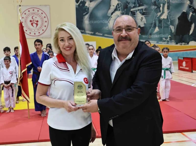 Manisa’da Amatör Spor Haftası etkinlikleri, ulusal ve uluslararası organizasyonlarda başarı elde eden 8 antrenörün ödüll