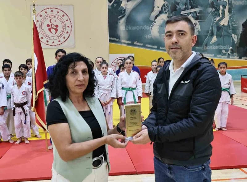 Manisa’da Amatör Spor Haftası etkinlikleri, ulusal ve uluslararası organizasyonlarda başarı elde eden 8 antrenörün ödüll