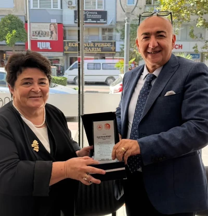 Manisa İl Nüfus ve Vatandaşlık Müdürü Ayşe Serap Güney, 45 yıllık meslek hayatını emeklilikle noktalarken mesai arkadaşl