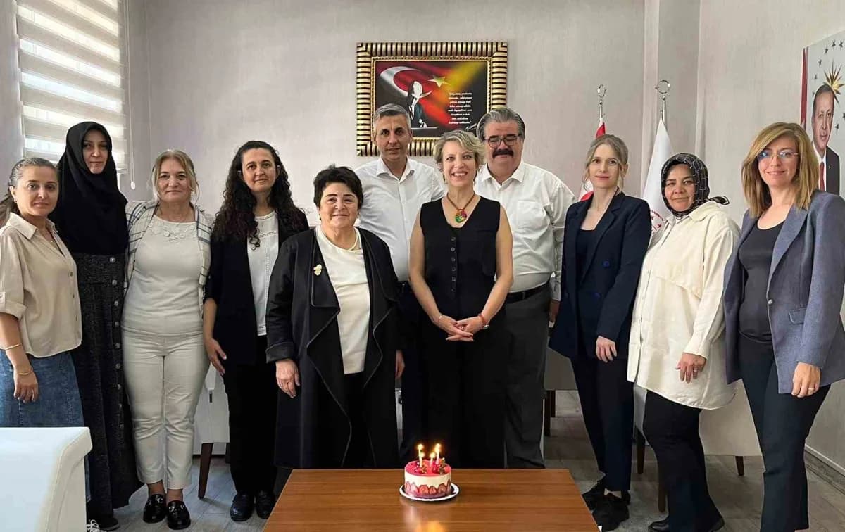 Manisa İl Nüfus ve Vatandaşlık Müdürü Ayşe Serap Güney, 45 yıllık meslek hayatını emeklilikle noktalarken mesai arkadaşl