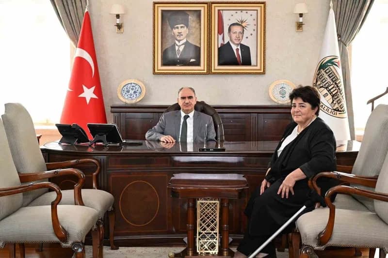 Manisa İl Nüfus ve Vatandaşlık Müdürü Ayşe Serap Güney, 45 yıllık meslek hayatını emeklilikle noktalarken mesai arkadaşl