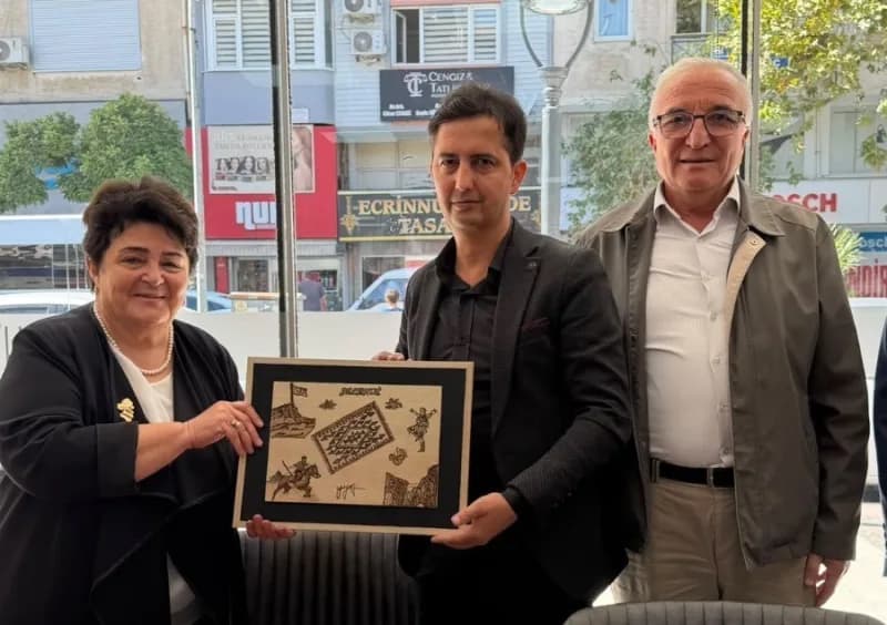 Manisa İl Nüfus ve Vatandaşlık Müdürü Ayşe Serap Güney, 45 yıllık meslek hayatını emeklilikle noktalarken mesai arkadaşl