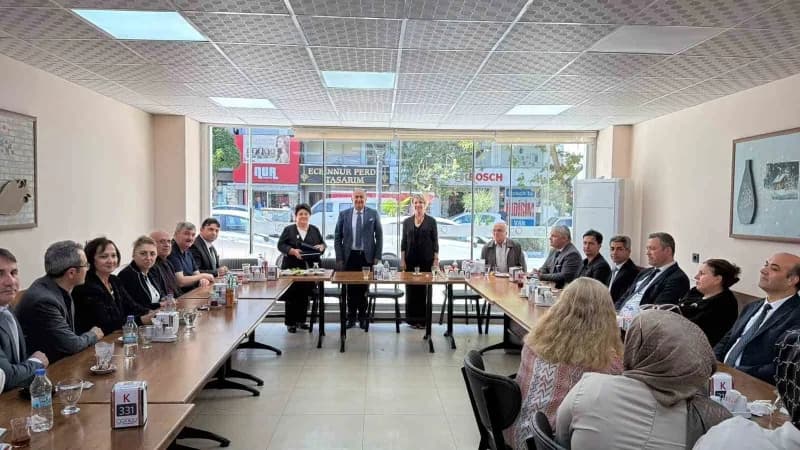 Manisa İl Nüfus ve Vatandaşlık Müdürü Ayşe Serap Güney, 45 yıllık meslek hayatını emeklilikle noktalarken mesai arkadaşl