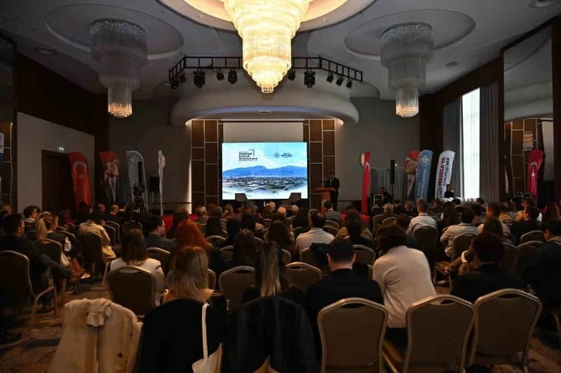 Manisa Büyükşehir Belediyesinin düzenlediği Manisa Merkez Mekansal Gelecek Sempozyumu'nda, kentin ge