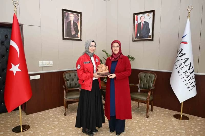 MCBÜ’nün bir diğer başarısı ise Eğitim Fakültesi öğrencisi Elif Laçin’den (Soldaki) geldi. Laçin, TEKNOFEST Mavi Vatan 2