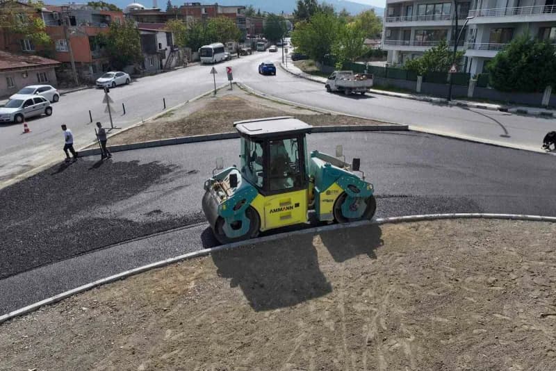 Manisa Büyükşehir Belediyesi, kent içi trafiği rahatlatması hedeflenen Cider Yolu ve Menemen Caddesi’nde sıcak asfalt ça