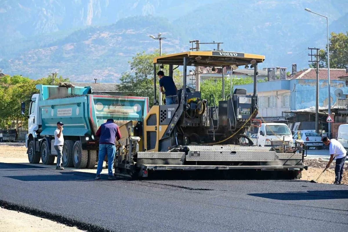 Manisa Büyükşehir Belediyesi, kent içi trafiği rahatlatması hedeflenen Cider Yolu ve Menemen Caddesi’nde sıcak asfalt ça