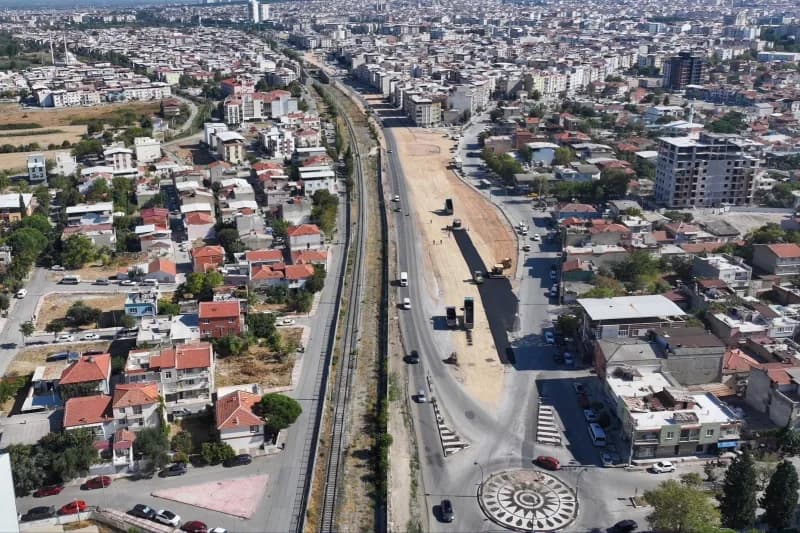 Manisa Büyükşehir Belediyesi, kent içi trafiği rahatlatması hedeflenen Cider Yolu ve Menemen Caddesi’nde sıcak asfalt ça
