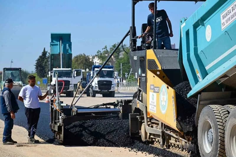 Manisa Büyükşehir Belediyesi, kent içi trafiği rahatlatması hedeflenen Cider Yolu ve Menemen Caddesi’nde sıcak asfalt ça