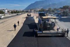 Manisa Cider Yolu ve Menemen Caddesi’nde devam eden sıcak asfalt çalışmaları ve yol düzenleme çalışmaları