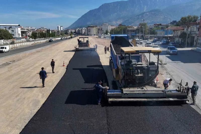 Manisa Cider Yolu ve Menemen Caddesi’nde devam eden sıcak asfalt çalışmaları ve yol düzenleme çalışmaları