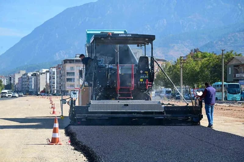 Manisa Büyükşehir Belediyesi, kent içi trafiği rahatlatması hedeflenen Cider Yolu ve Menemen Caddesi’nde sıcak asfalt ça