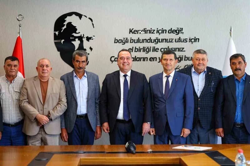 Manisa Büyükşehir Belediyesi tarafından çiftçilere sunulan modern tarım makineleri ve ziraat odası p