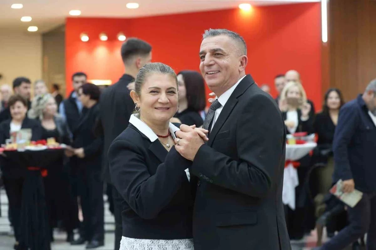Manisa Şehzadeler'de Cumhuriyet Balosu'nda zeybek ve vals gösterileri sahneleniyor