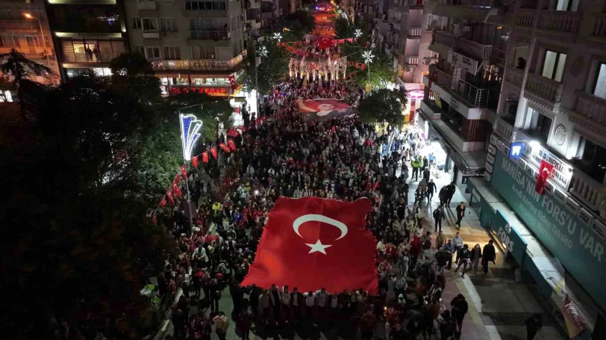 Manisa’da Cumhuriyet Bayramı kutlamalarında Göksel konseri ve drone gösterisi