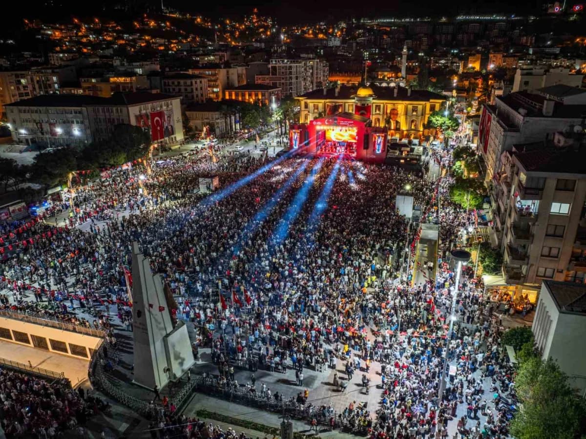 Cumhuriyet’in 103’üncü kuruluş yıl dönümü Manisa’da bando konserleri, drone gösterisi, fener Alayı v