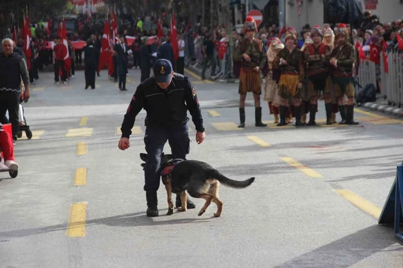 Manisa’da Cumhuriyet’in ilanının 103. Yıl dönümü, düzenlenen resmi geçit töreniyle coşku içinde kutl