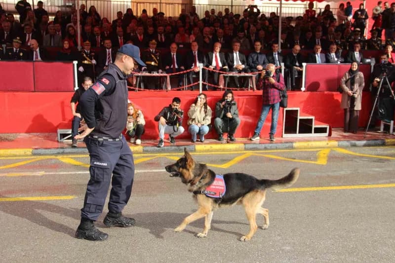 Manisa’da Cumhuriyet’in ilanının 103. Yıl dönümü, düzenlenen resmi geçit töreniyle coşku içinde kutl