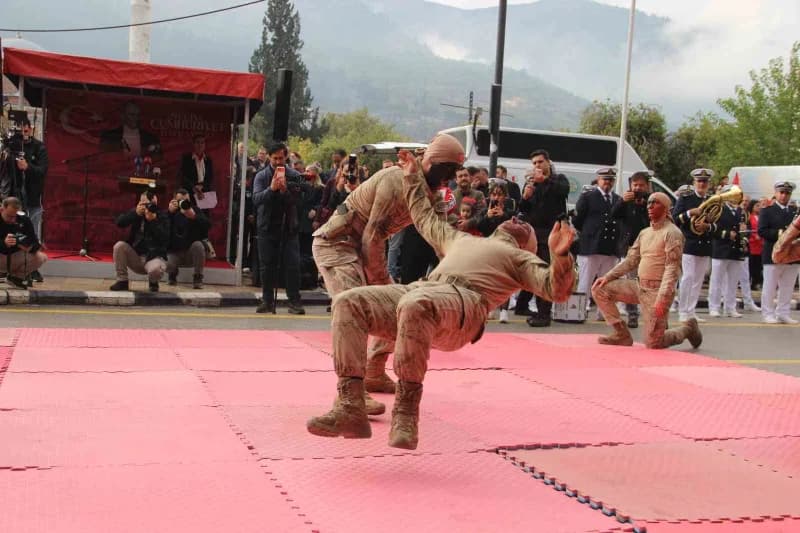 Manisa’da Cumhuriyet’in ilanının 103. Yıl dönümü, düzenlenen resmi geçit töreniyle coşku içinde kutl