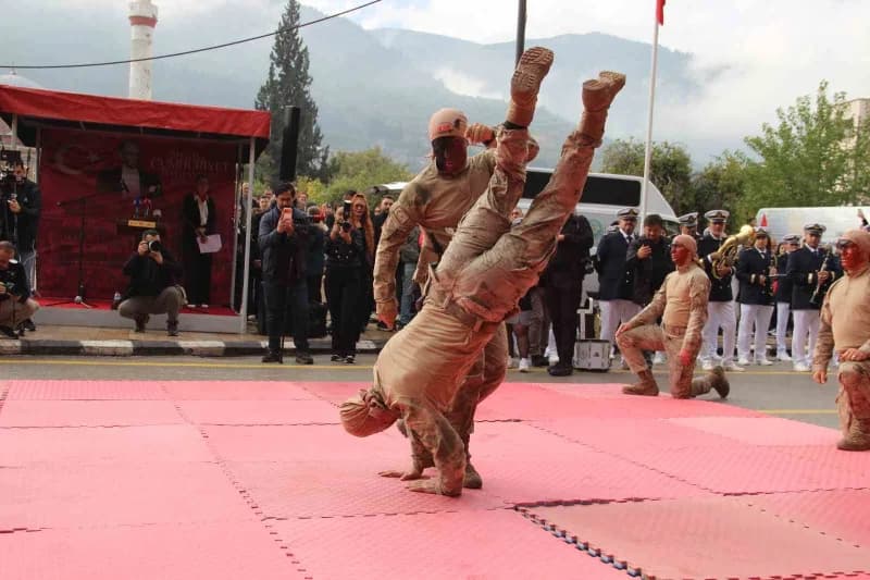 Manisa’da Cumhuriyet’in ilanının 103. Yıl dönümü, düzenlenen resmi geçit töreniyle coşku içinde kutl
