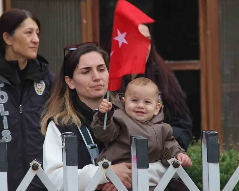 Bir dakikalık saygı duruşunun ardından İstiklal Marşı okundu. Manisalıların 7’den 70’e yoğun ilgi gö