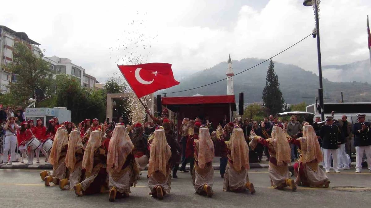 Manisa’da Cumhuriyet’in ilanının 103. Yıl dönümü, düzenlenen resmi geçit töreniyle coşku içinde kutl