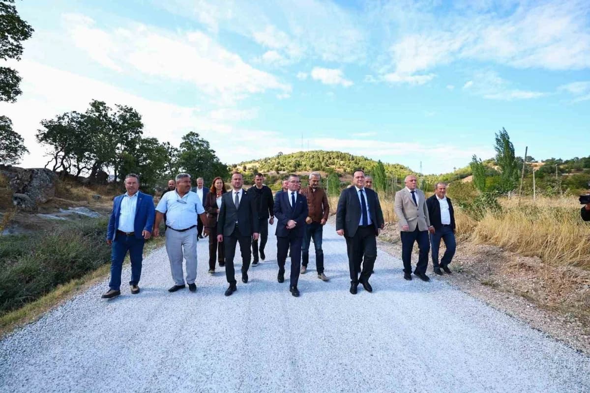Manisa Büyükşehir Belediye Başkanı Besim Dutlulu, Demirci Karadaş yolunda asfalt çalışmalarını incelerken