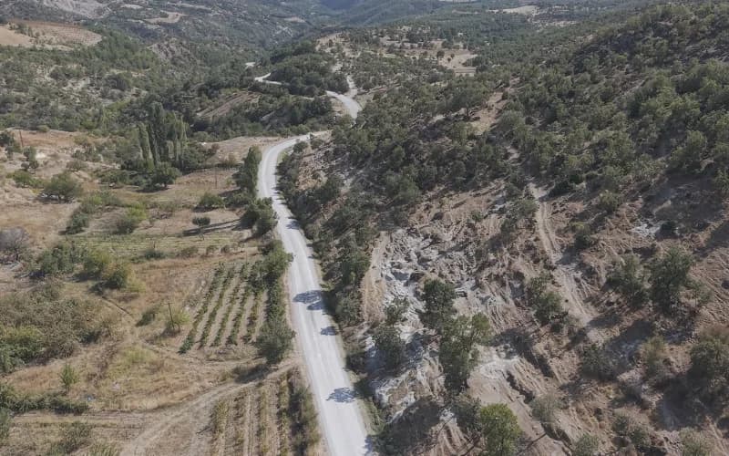 Manisa Büyükşehir Belediye Başkanı Besim Dutlulu, Demirci’de 12 mahalleyi birbirine bağlayan 46 kilometrelik Karadaş yol