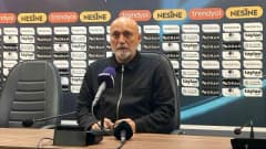 Manisa FK ve Esenler Erokspor futbolcuları maç sırasında mücadele ediyor